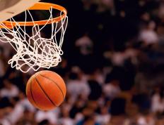 东契奇重返赛场，战术调整首场状态出色，湖人观众沸腾！赢得满堂喝彩