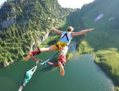 哈兰德重要时刻领先优势明显，拜仁带队取胜！观众掌声雷动｜一场关于信念与协作的秀